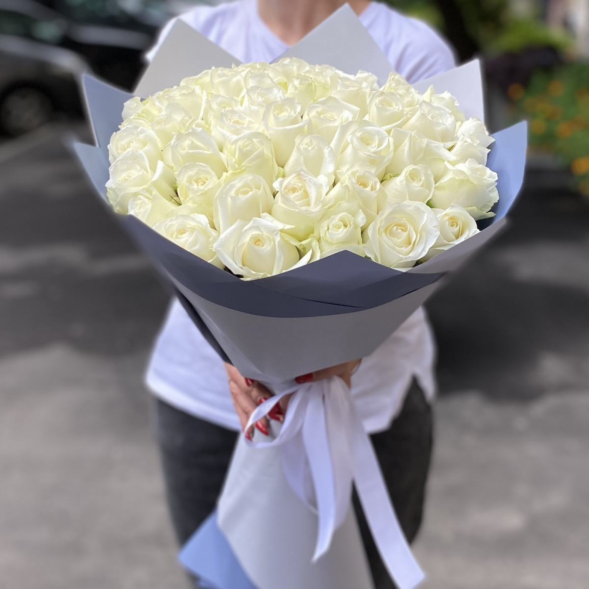51 белая роза Premium 50 см