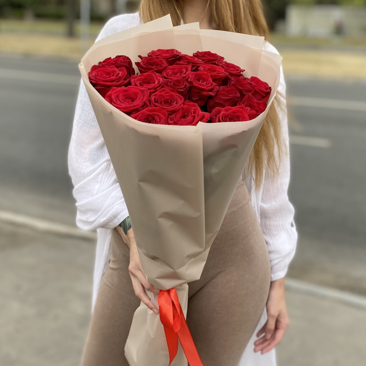 Букет из 21 красной розы 70 см