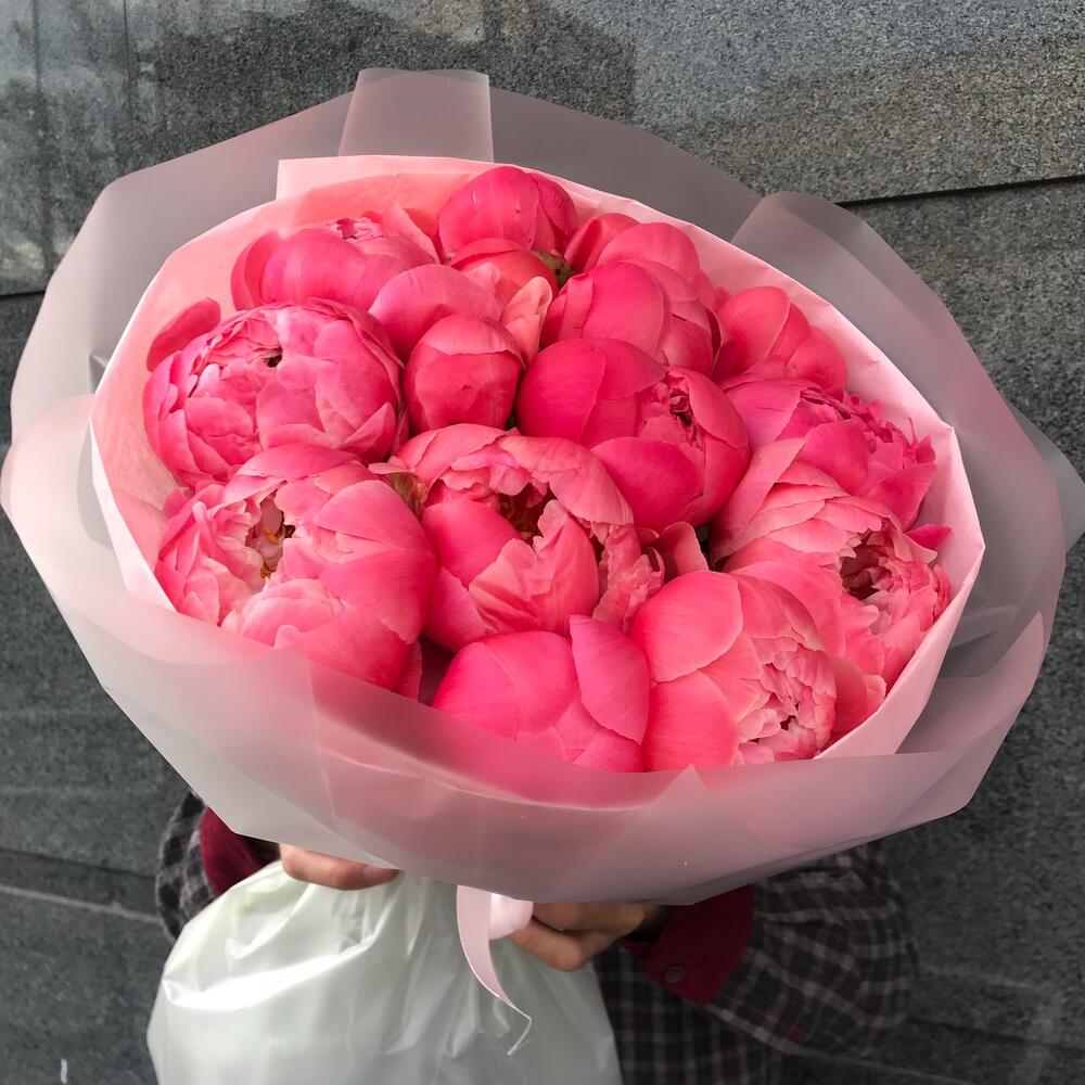 Букет из 15 коралловых пионов