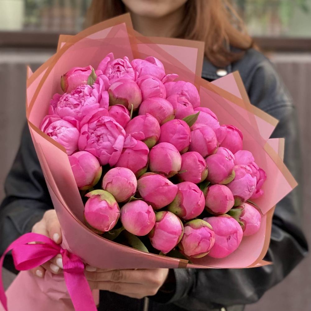 Букет из 35 розовых пионов